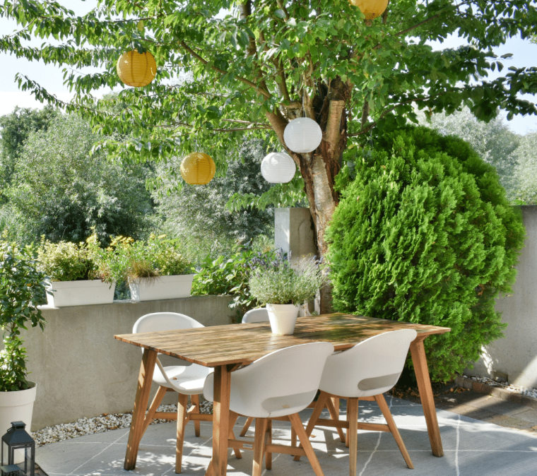 Comment bien nettoyer sa terrasse pour la saison