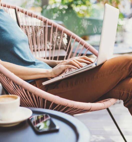 Une femme assise tapotant sur son clavier d'ordinateur