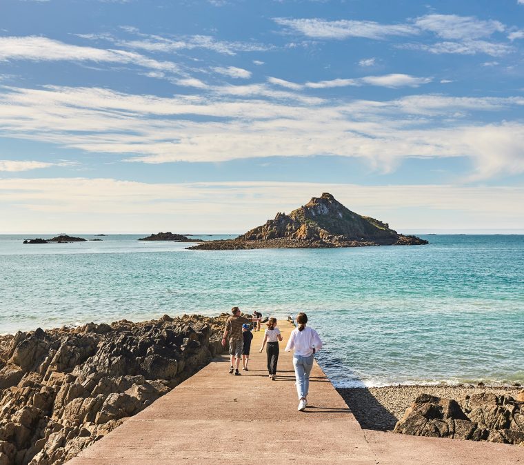 Une famille qui marche vers la mer